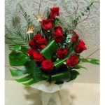 buchet-elegant-15-trandafiri-rosii-tija-lunga-si-fluturasi